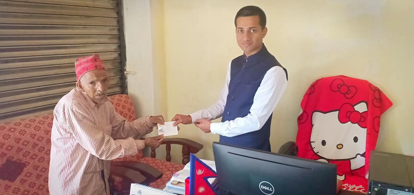 ८२ वर्षका धने वलिलाई नागरिकताको प्रमाणपत्र प्रदान गर्दै यस कार्यालयका कार्यालय प्रमुख ।
