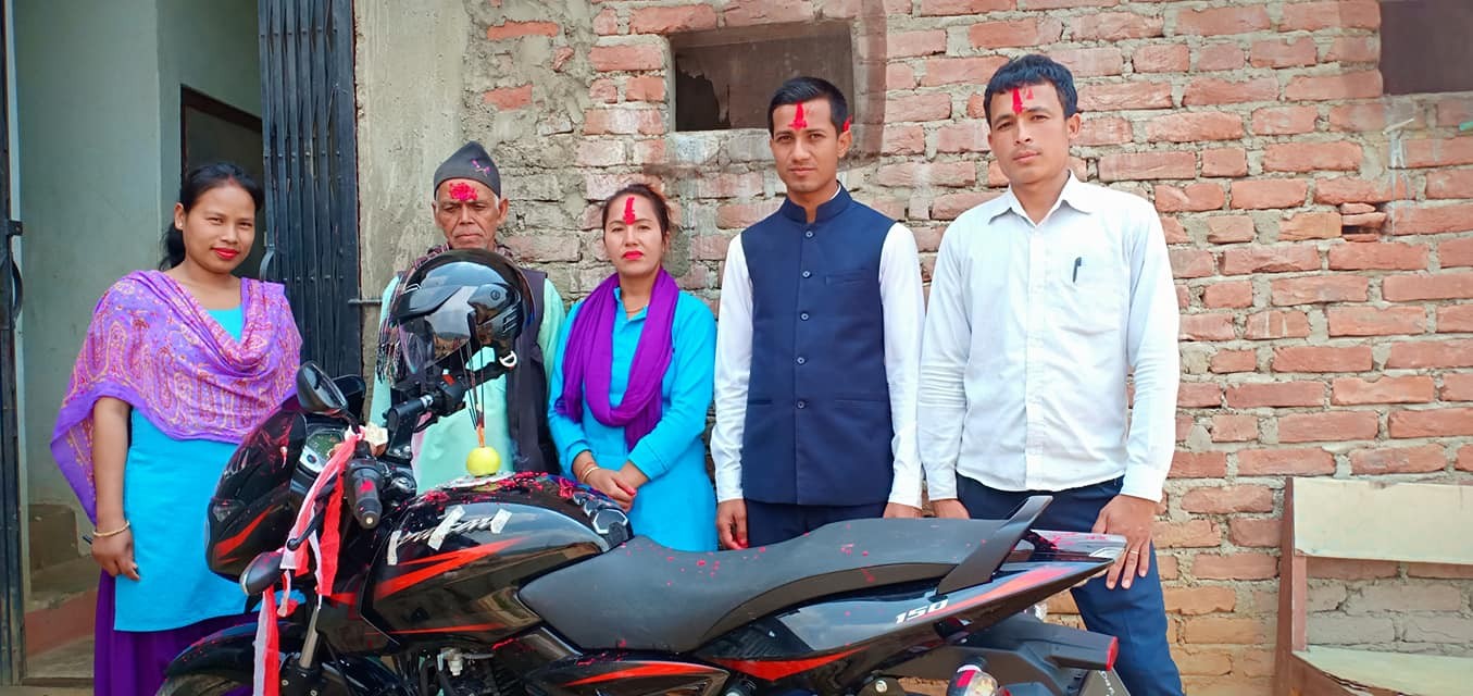 इलाका प्रशासन कार्यलयमा बाइक भित्राउदै