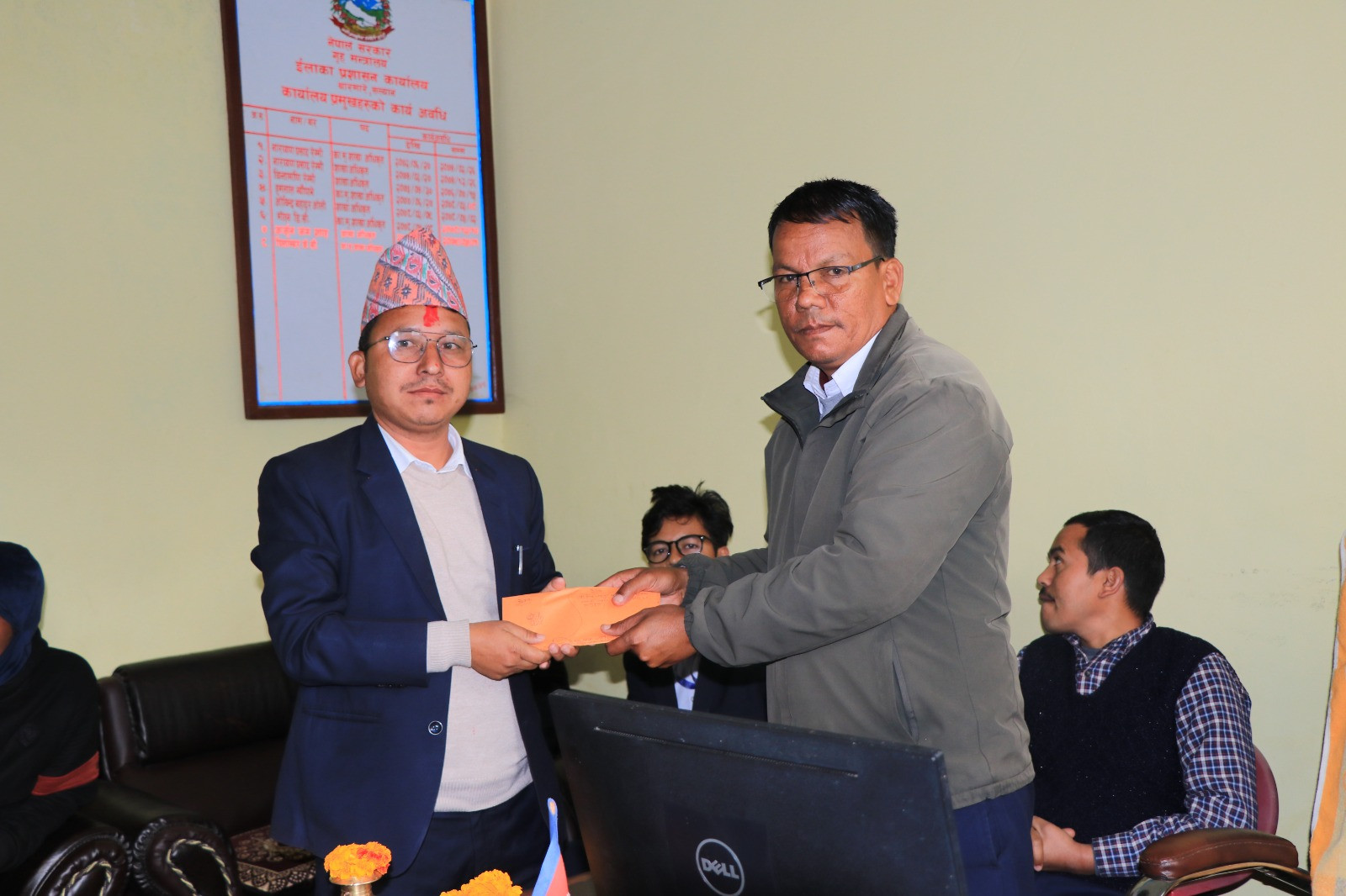 यस कार्यालयमा कार्यरत नायव सुब्बा टोप बहादुर बयक सरलाई बिदाई गर्दाको लिईएका केही थान तस्बिर