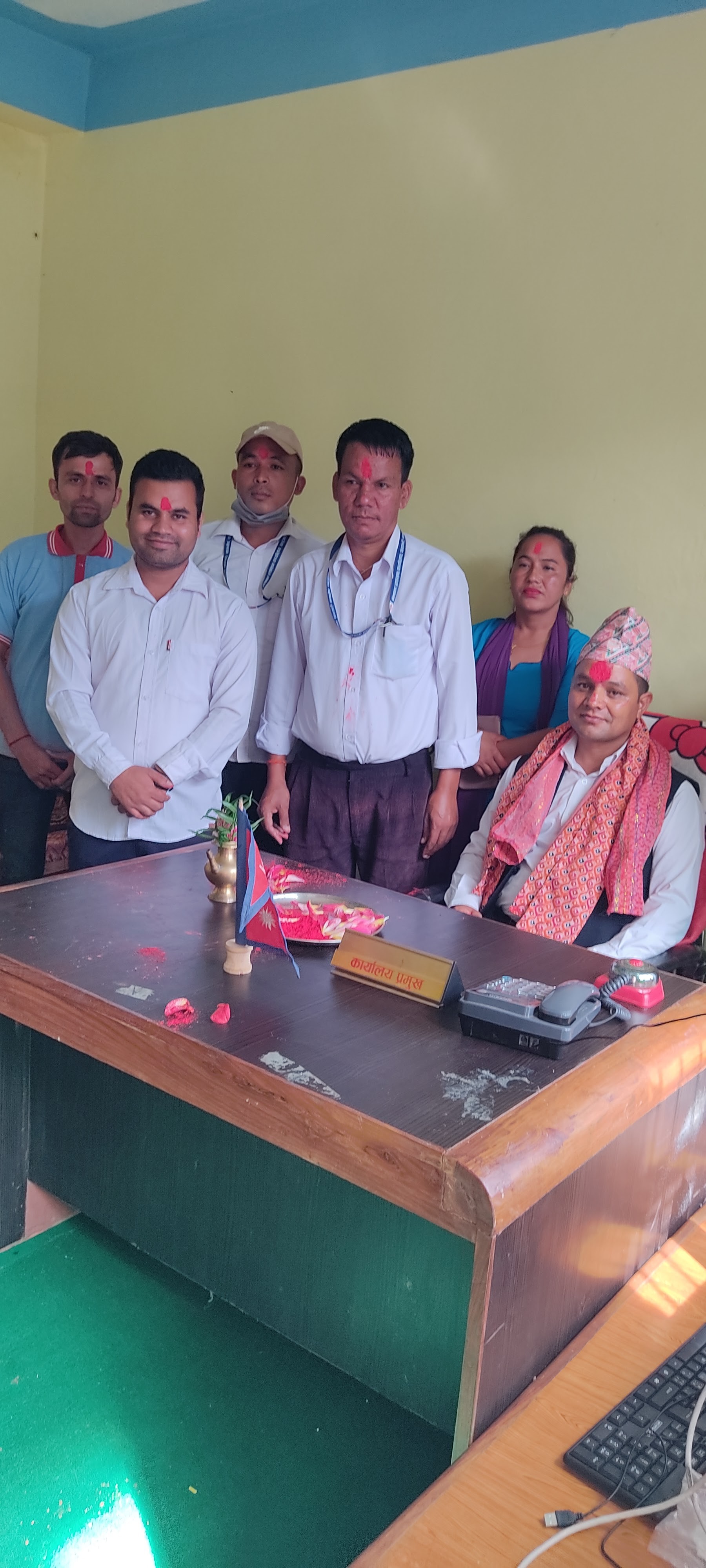 यस कार्यालयका कार्यालय प्रमुख श्री मोहन डि.सी. लाई कार्यालयमा स्वागत गर्दाको क्षणहरु