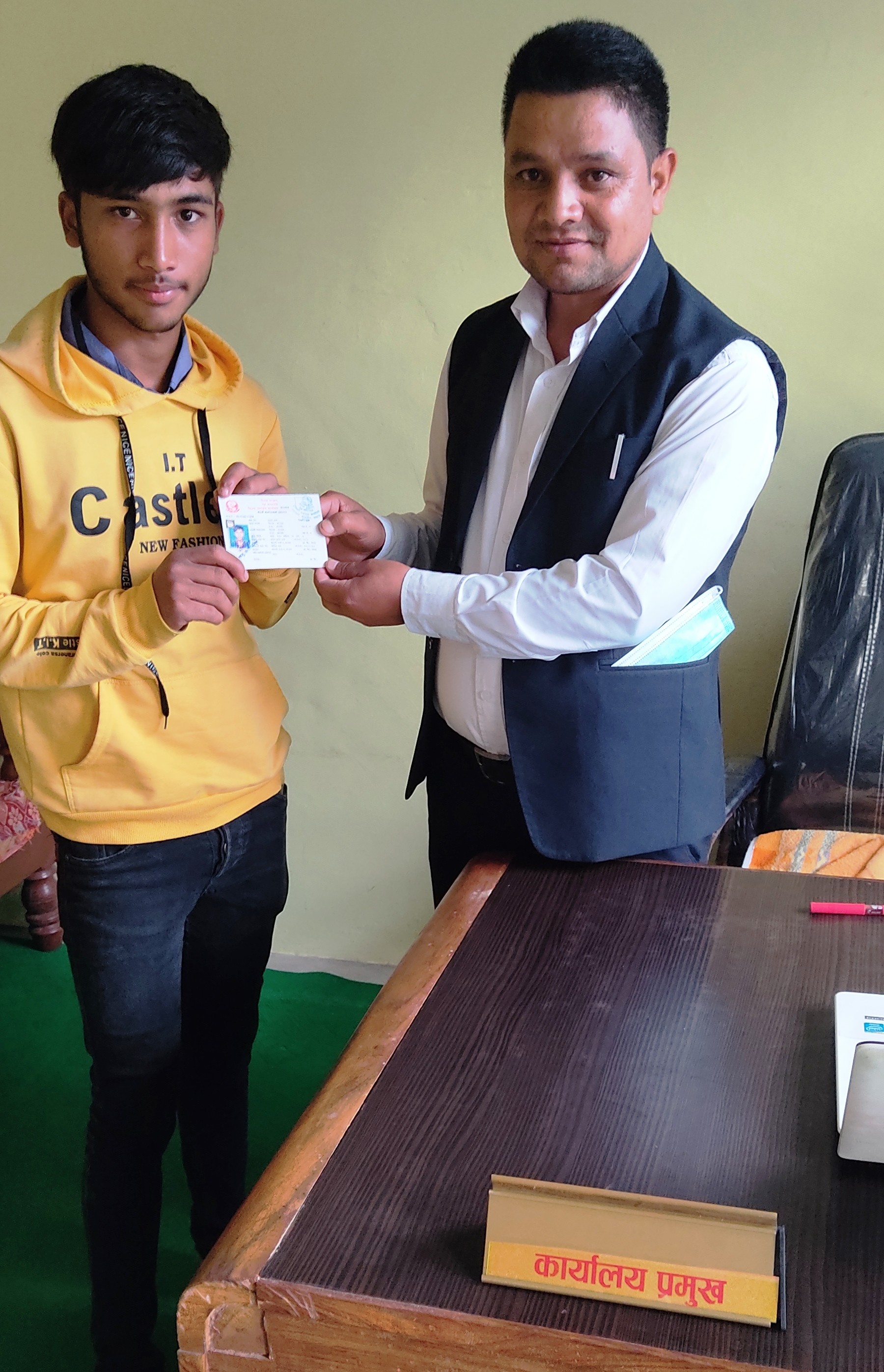 सेवाग्राही थमन चन्दलाई नागरिकताको प्रमाणपत्र वितरण गर्नुहुँदै कार्यालय प्रमुख श्री मोहन डि.सी.